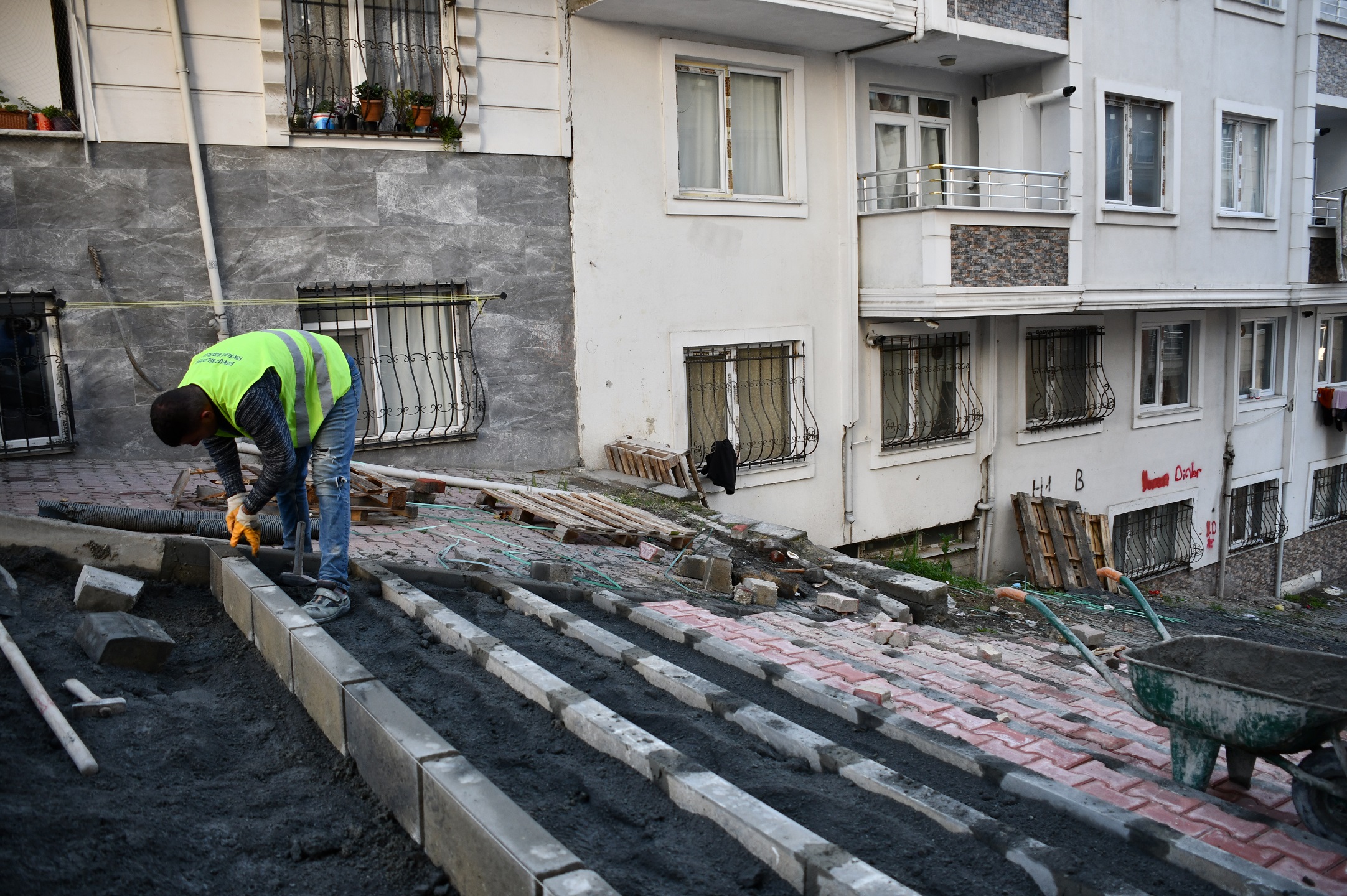 Esenyurt'un sokakları yenileniyor