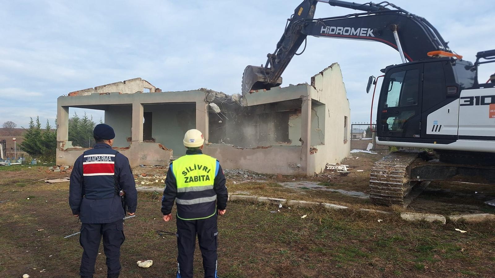 Silivri Belediyesi Çayırdere Mahallesi’nde Kaçak Yapıların Yıkımını Sürdürüyor