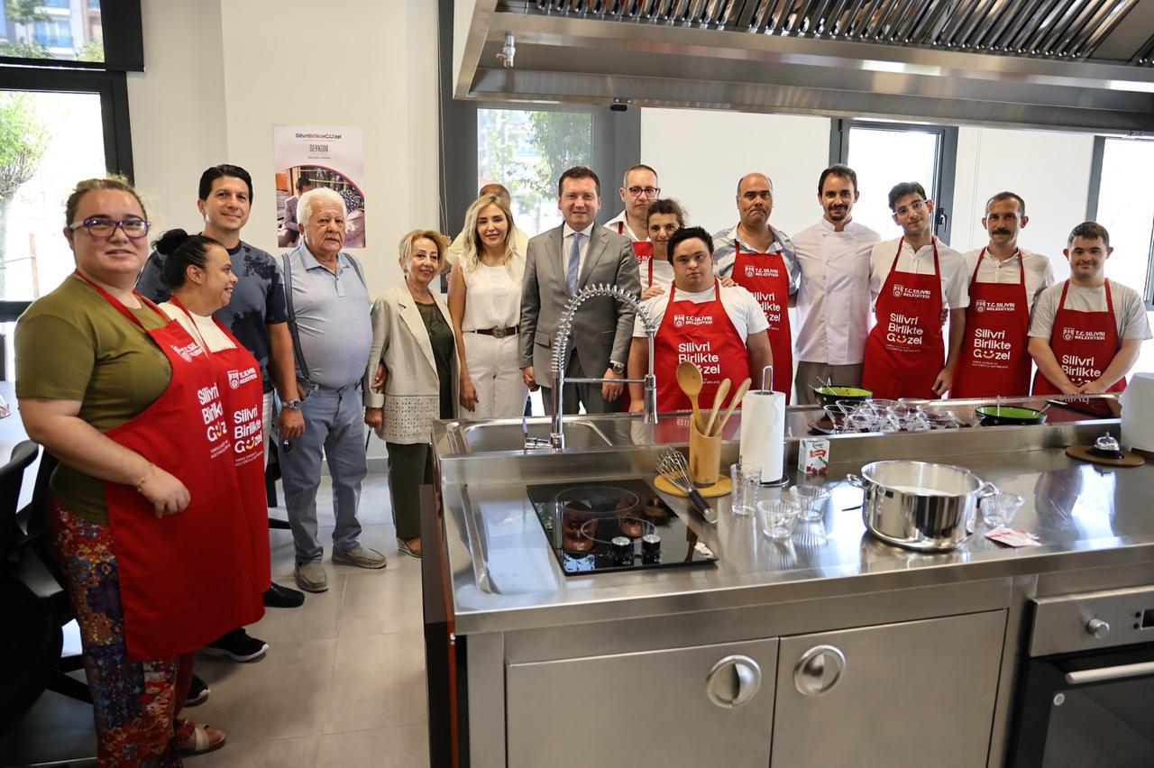 BAŞKAN BALCIOĞLU, NAKIPOĞLU AİLESİ İLE ENGELSİZ YAŞAM MERKEZİ’Nİ ZİYARET ETTİ