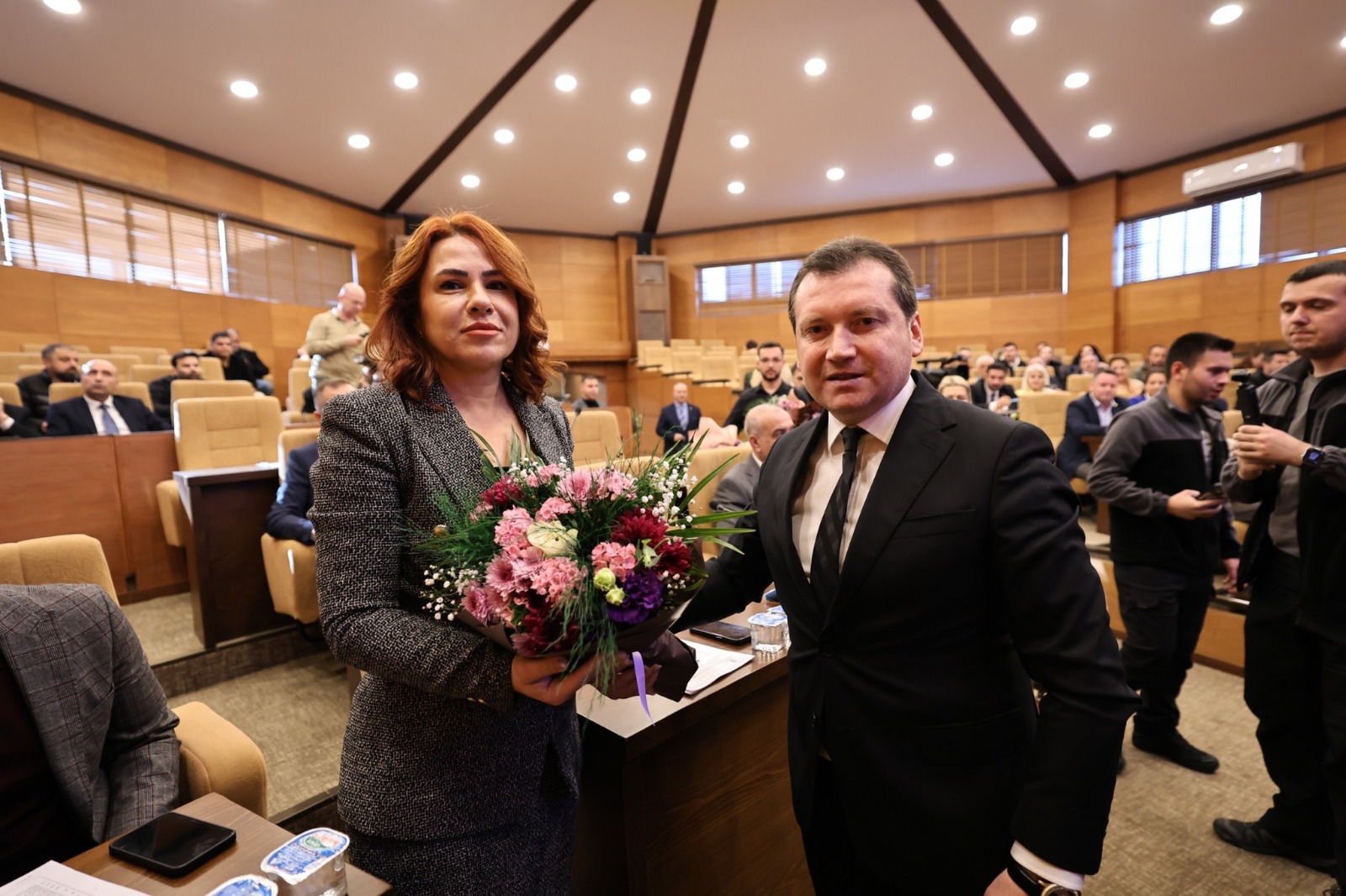 Başkan Balcıoğlu, Kadın Hakları Günü’nü Mecliste Çiçeklerle Kutladı
