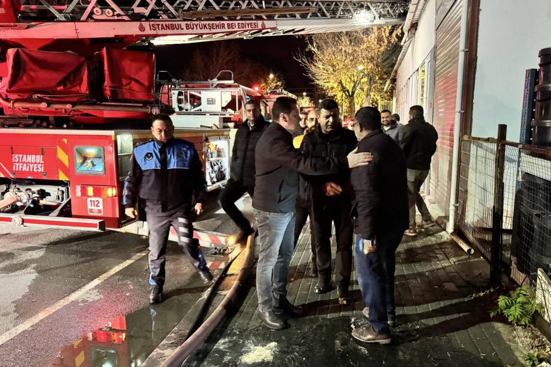 Başkan Balcıoğlu, Yangında Zarar Gören Korkmaz Yapı Market’i Ziyaret Etti