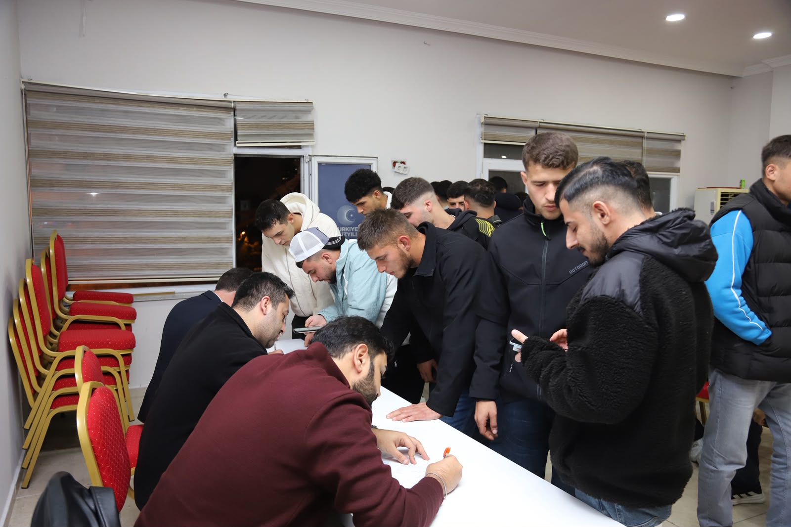 Esenyurt’ta Ak Parti’ye 100 genç katıldı