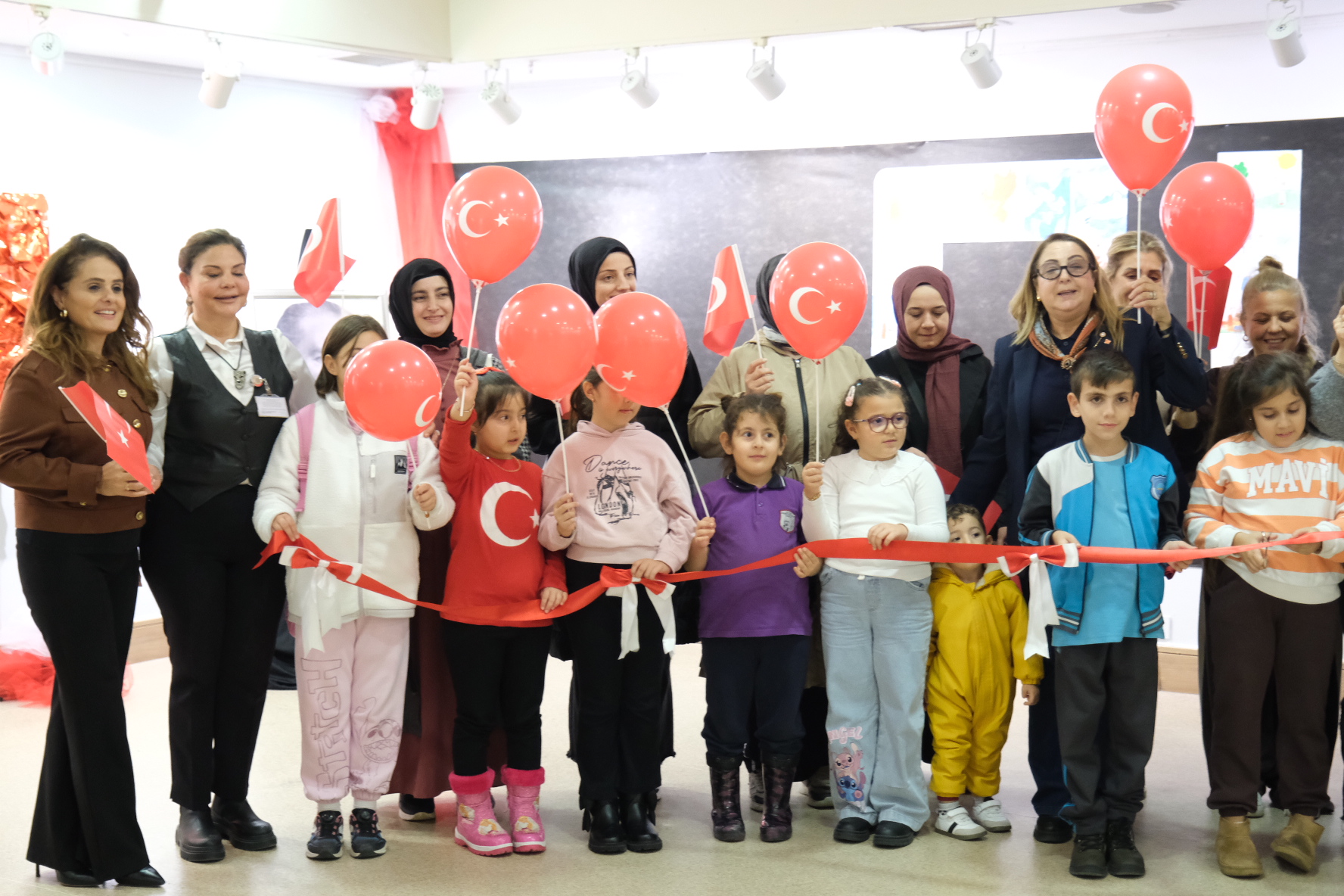 Minik ressamlar Cumhuriyet sevgisini resimleriyle anlattı