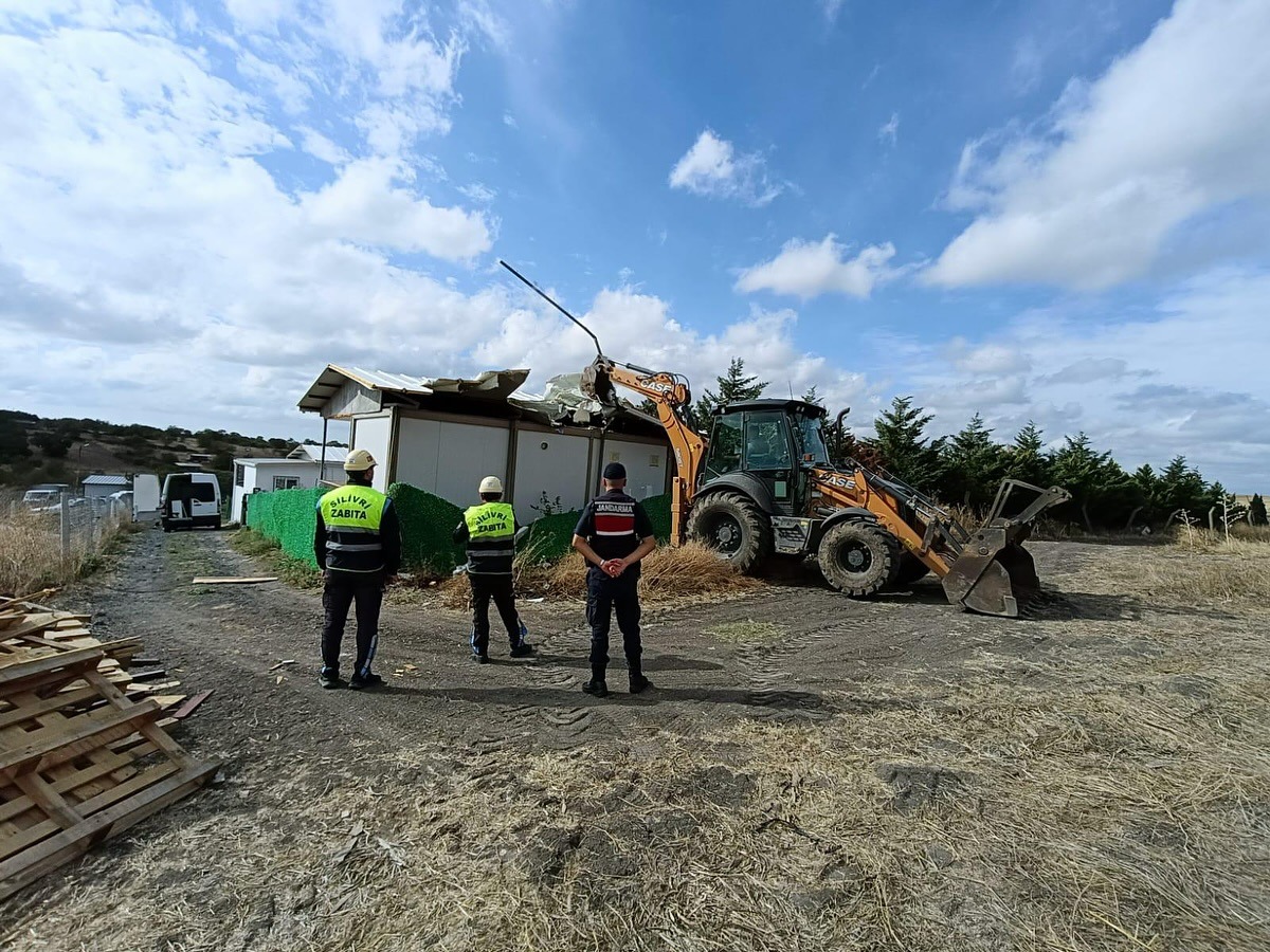 Silivri Belediyesi tarafından tarım arazilerine yapılan kaçak ve ruhsatsız yapılar yıkıldı