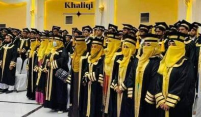Afganistan’da Taliban yönetiminde diploma alan kız öğrenciler