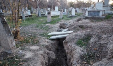 Afyonkarahisar’da mezarlık ve evlerde ürküten görüntü