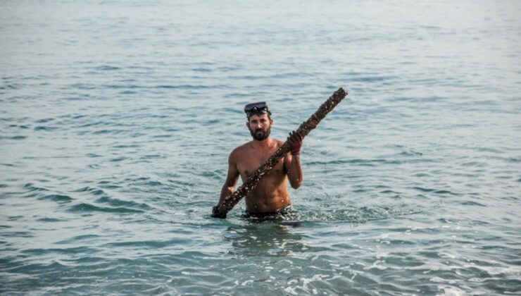 Akdeniz’e tüpsüz dalarak metal atık topluyor