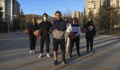 Ampute milli futbolcu Şeyhmus Erdinç, azmiyle öğrencilerine örnek oluyor