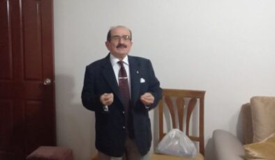 Artvin’deki emekli öğretmen, 56 yıldır takım elbise giyiyor