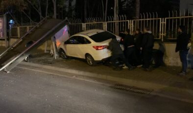 Ataşehir’de otomobil otobüs durağına daldı: 1 ölü 2 yaralı