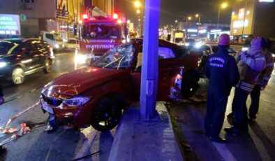 Avcılar’da makas atan iki otomobil çarpıştı