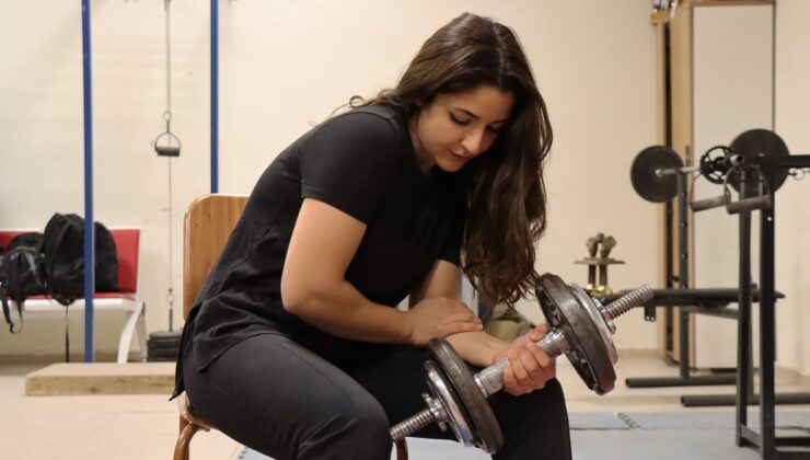 Babasıyla şakalaşırken bilek güreşine başlayan Sude Naz, Dünya Şampiyonu olmak istiyor