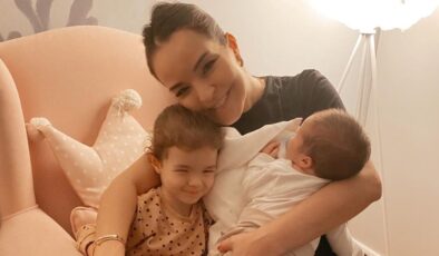 Bengü çocuklarıyla poz verdi