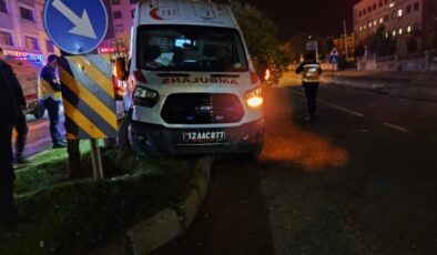 Bingöl’de hasta taşıyan ambulans kaza yaptı