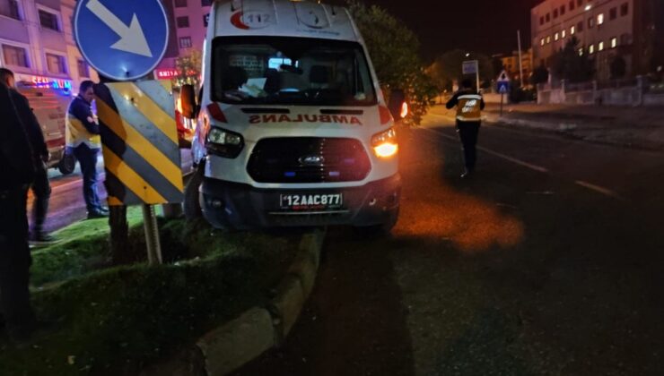 Bingöl’de hasta taşıyan ambulans kaza yaptı