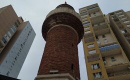 Bursa’da gökdelenlerin gölgesindeki 700 yıllık cami