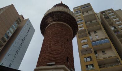 Bursa’da gökdelenlerin gölgesindeki 700 yıllık cami