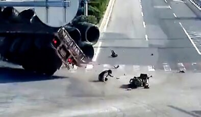 Çin’de motosiklet sürücüsü ölümden kıl payı kurtuldu