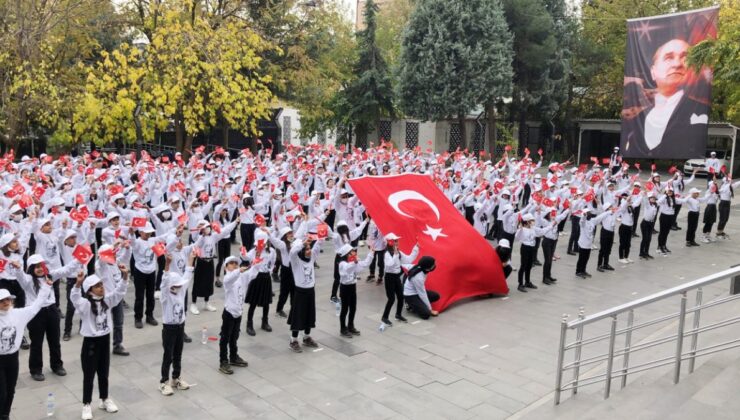 Diyarbakır’da 300 öğrenciden ‘Atatürk’ün çocuklarıyız’ şarkısı