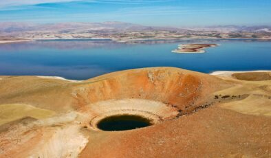 Elazığ’da Keban Baraj Gölü’nde suların çekilmesiyle obruk oluştu