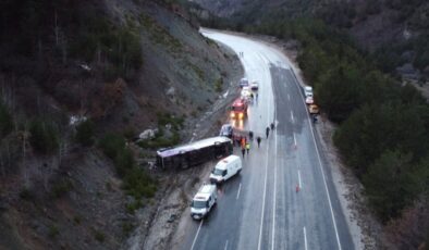 Erzincan’da yolcu otobüsü devrildi