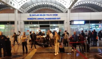 İstanbul’dan gelen uçak Antalya’ya inemeyince Denizli’ye indi