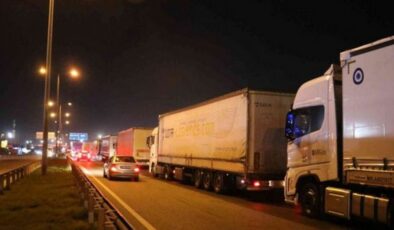 Kapıkule’de 11 kilometrelik tır kuyruğunda 3 gündür bekliyorlar