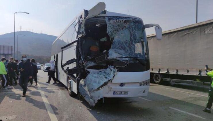 Lise öğrencilerini taşıyan otobüs kamyona çarptı! 24 kişi yaralandı