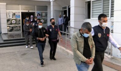 Mersin’de, kamu görevlisiyim diyerek dolandırıcılık yapan 2 kişi tutuklandı