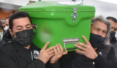 Şarkıcı Serkan Kaya, babasını son yolculuğa uğurladı
