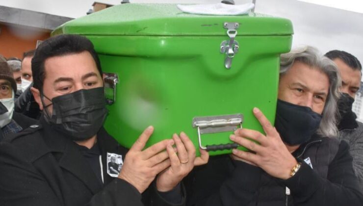 Şarkıcı Serkan Kaya, babasını son yolculuğa uğurladı
