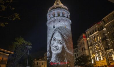 Şehit öğretmenler Galata Kulesi’nde fotoğraflarıyla anıldı