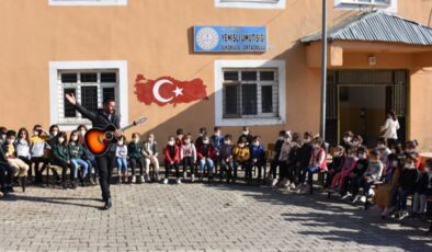 Şırnaklı okul müdürü, gitarıyla köy köy gezerek öğrencileri coşturuyor