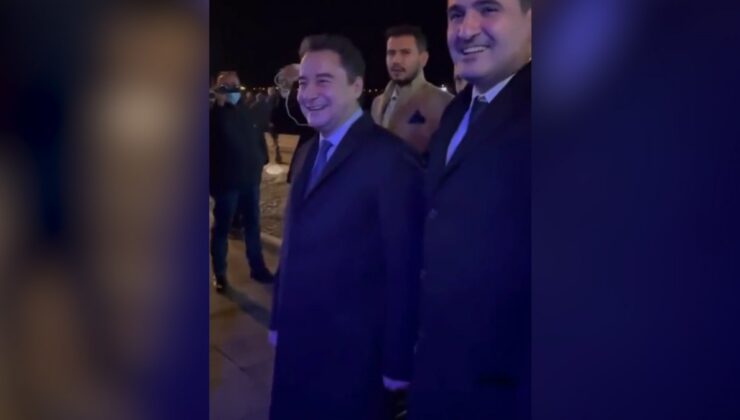 Ali Babacan barda eğlenen gençlere el salladı