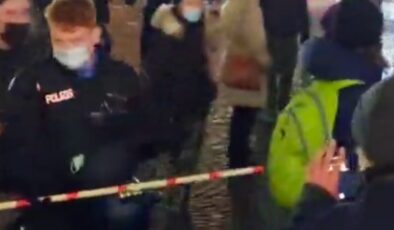 Almanya’da aşı karşıtlarının eyleminde polis sosyal mesafe ölçtü