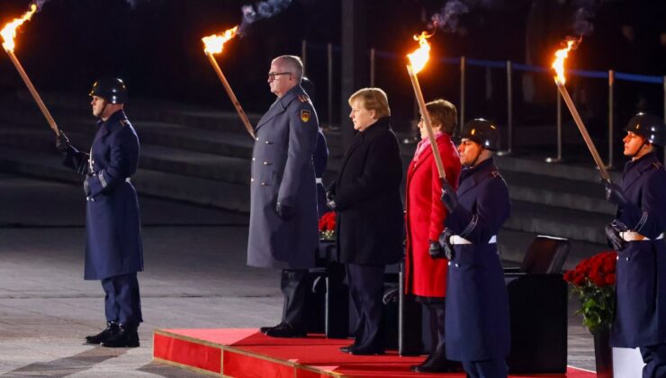 Angela Merkel’e askeri tören ile veda edildi