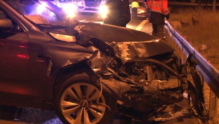 Ankara’da iki araç savrularak bariyerlere vurdu