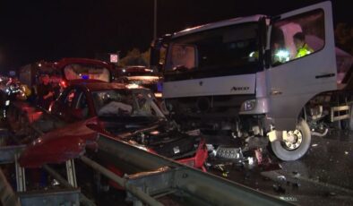 Antalya’da kamyon karşı şeride geçerek 4 araca çarptı: 1 ölü 4 yaralı