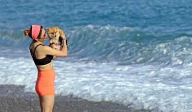 Antalya’da sağanak beklenirken güneş açınca sahiller doldu