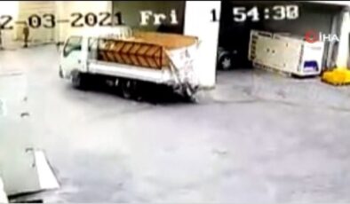 Avcılar’da hırsızlık için geldikleri kamyonetle iş merkezinin kapısını kırdılar