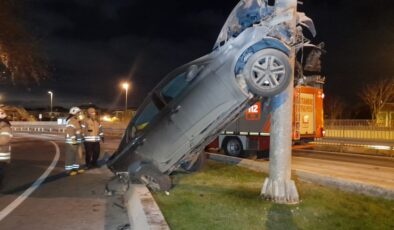 Bakırköy’de otomobil yön tabelası direğine asılı kaldı: 1 yaralı