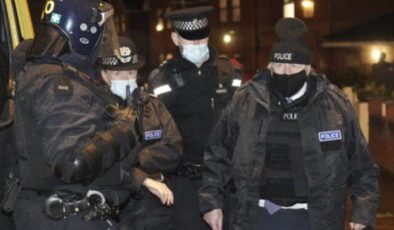 Boris Johnson polis üniformasıyla uyuşturucu baskınına katıldı