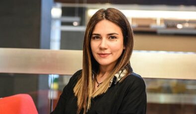 Buse Varol, yüzüğü gösterdi