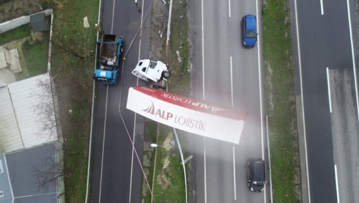 Büyükçekmece’de tır kazası havadan görüntülendi