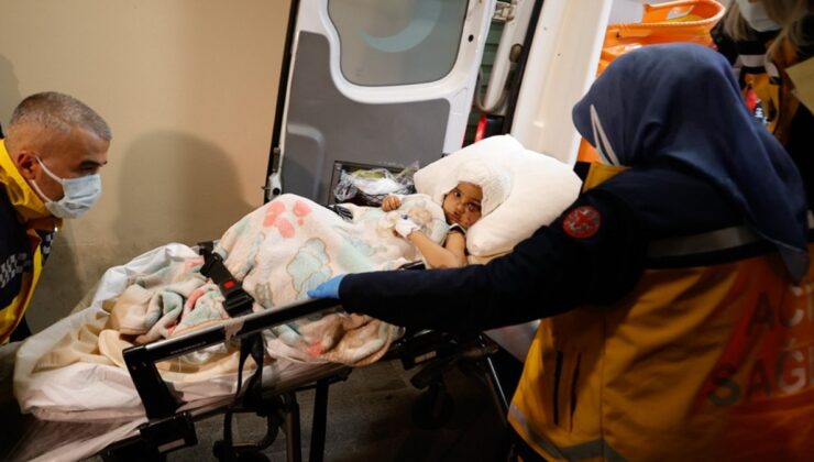 Gaziantep’te iki pitbull cinsi köpeğin saldırdığı çocuk Antalya’ya getirildi