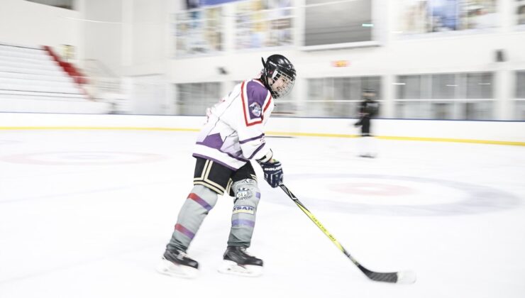 Gümüş Patenler Kadın Buz Hokeyi Takımı oyuncuları, tabuları yıkmak istiyor