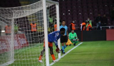 Hatayspor – Eyüpspor maçında kaleye geçen Diouf’tan penaltı golü