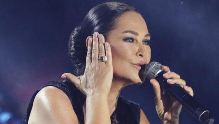 Hülya Avşar’ın bacak dekolteli sahne kıyafeti