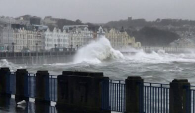 İrlanda’da şiddetli fırtına: Binlerce ev ve iş yeri elektriksiz kaldı