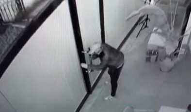 İstanbul’da 3 farklı işyerinde yaşanan hırsızlık kamerada